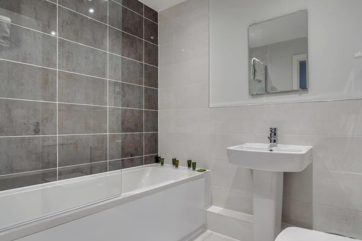Lovely Riverside 2 Bed Apartment Leeds  Dış mekan fotoğraf